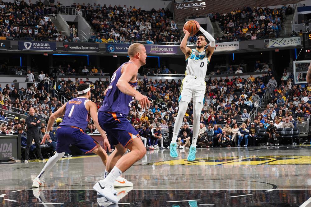 他手持啤酒 他手持啤酒